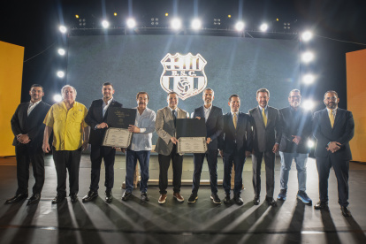Carlos Alfaro Moreno (c), presidente de Barcelona, junto a otros exdirectivos en el acto de recibimiento de las escrituras de los terrenos que comprenden el estadio Monumental y sus inmediaciones.