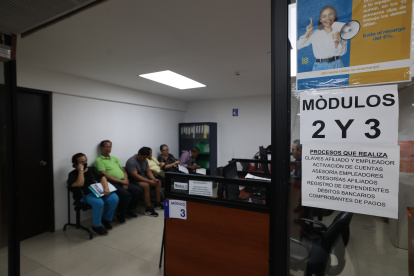 Un grupo de personas esperan turno, en busca de información acerca de los fondos de reserva.