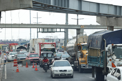 . La Perimetral soporta un alto volumen de vehículos pesados y extrapesados que provienen de las provincias del centro y sur del país.