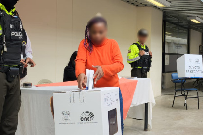 Una persona privada de la libertad ejerce su derecho al voto.