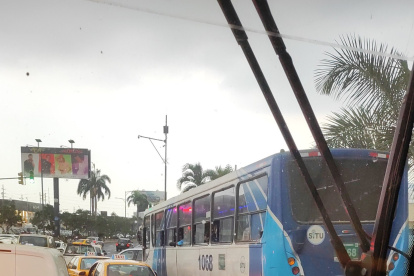 Acto. La imagen del bus que invadió la acera se viralizó en X (antes Twitter).
