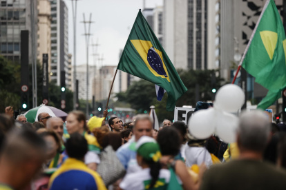 Personas participaron este jueves en la marcha contra el aborto en la avenida Paulista, en la ciudad de Sao Paulo (Brasil).