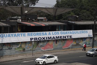 Anuncio. Una pancarta publicita el próximo retorno de la Plaza Guayarte, centro que cerró hace tres meses tras detectarse varias irregularidades.