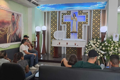 Despedida. En el sector de la Tolita, amigos y familiares de La Polillas se realizó la ceremonia católica.