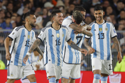 AMDEP435. BUENOS AIRES (ARGENTINA), 12/10/2023.- Jugadores de Argentina celebran un gol de Nicolás Otamendi hoy, en un partido de las Eliminatorias Sudamericanas para la Copa Mundial de Fútbol 2026 entre Argentina y Paraguay en el estadio Más Monumental en Buenos Aires (Argentina). EFE/ Juan Ignacio Roncoroni