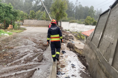 Las fuertes lluvias colapsaron un muro en el sector de Rumihuaico, Tumbaco