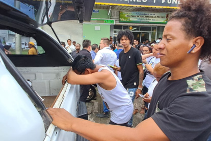Amigos, familiares y compañeros de trabajo acompañan a "La Polilla" en su último adiós en el Parque de la Paz, al sur de Esmeraldas