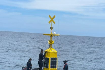 Esta es la boya que instaló el Inocar en aguas cercanas a las islas Galápagos.