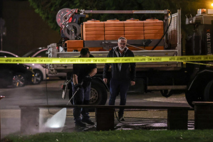 Policías limpian los exteriores del colegio donde se registró el ataque al profesor.