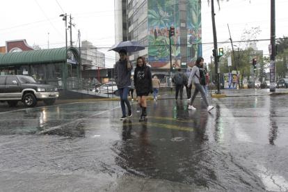 La lluvia sorprendió a los estudiantes de las universidades ubicadas en la 12 de octubre