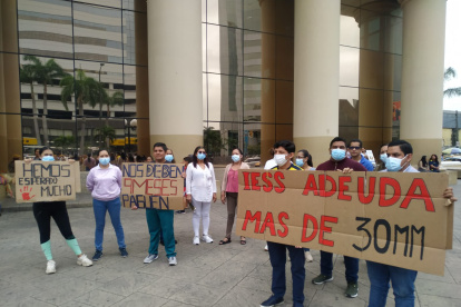 Médicos y representantes de prestadores externos realizaron un plantón para exigir los pagos