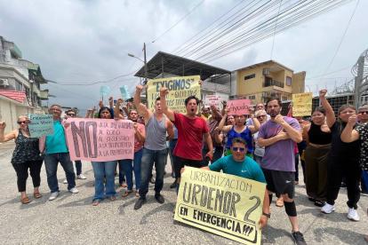 1. Reclamos. Los moradores de Urdenor 2 con carteles y gritos pidieron que se respete su derecho a la vida y solicitaron más seguridad