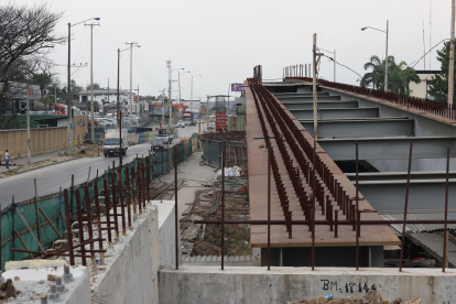 Juan Tanca. El paso vehicular tiene un avance del 48 % y su paralización se debió a falta de liquidez.