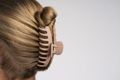 Es una buena opción para cuidar tu cabello mientras lo luces en un peinado.