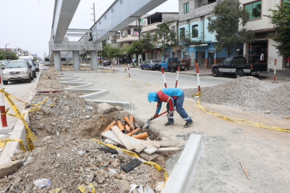 Sur. El puente de la 25 de Julio fue rediseñado en sus jardineras para la colocación de parqueaderos. En enero del próximo año será inaugurado.