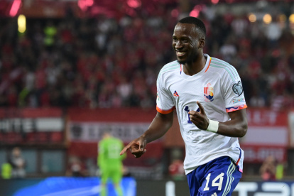 Vienna (Austria), 13/10/2023.- Belgium"s Dodi Lukebakio celebrates after scoring the 2-0 lead during the UEFA EURO 2024 group F qualification round match between Austria and Belgium in Vienna, Austria, 13 October 2023. (Bélgica, Viena) EFE/EPA/CHRISTIAN BRUNA