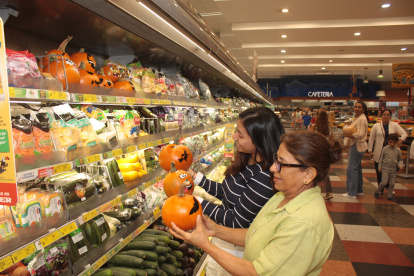 Megamaxi. La clienta Marlene García compra un zapallo para una fiesta de Halloween para niños.
