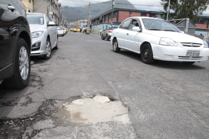 Enormes. Las deformaciones en la calzada son gigantes y profundas, ocasionando problemas a los carros más pequeños que los esquivan.