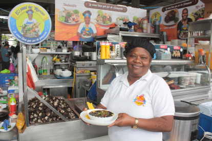 Sauces. En el mercado de Sauces IX en el local El Panal del Marisco, María Perea muestra un ceviche de concha.
