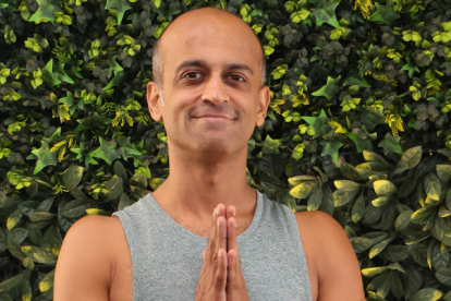 El yoga para él es "mi medicina, mi vitamina, mi alimento. Es una práctica física, sí, pero también es un espacio mental de quietud