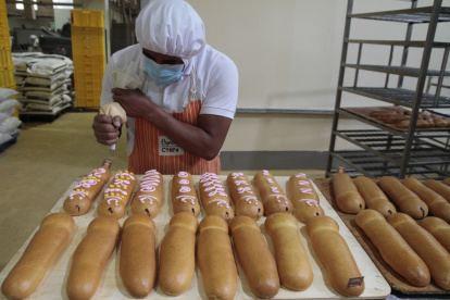 Proceso de decoración de guaguas de pan en la planta de Cyrano, ubicada en el norte de Quito.