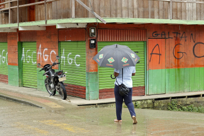 Un ciudadano camina por una calle de Puerto Meluk, Chocó, en la que parte de la población permanecía confinada.