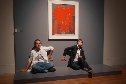 Dos activistas del colectivo Climáximo tiraron este viernes pintura roja sobre un cuadro de Pablo Picasso en Lisboa.