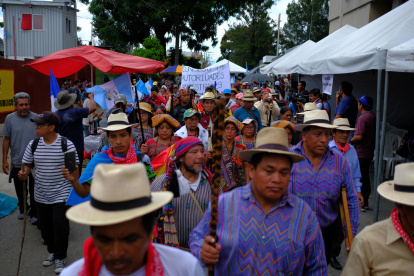 Indígenas y ciudadanos en general se manifiestaron este viernes frente al edificio del Ministerio Publico para exigir la renuncia de la fiscal general, Consuelo Porras.