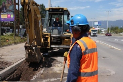 Trabajos. Personal de Agua de Quito ejecutó labores de limpieza y colocación de rejilas.