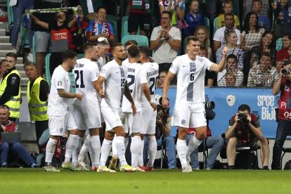 Ljubljana (Slovenia), 14/10/2023.- Slovenian soccer players celebrate scoring against Finland during the UEFA EURO 2024 group H qualification round match between Slovenia and Finland in Ljubljana, Slovenia, 14 October 2023. (Finlandia, Eslovenia) EFE/EPA/ANTONIO BAT