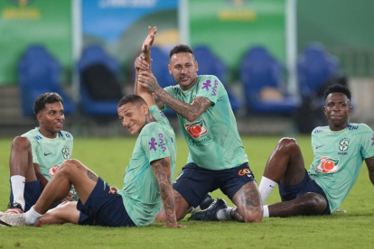 Neymar (c), Richarlison (i) y Vinicius (d) han sido blanco de las críticas, por una supuesta fiesta en la que habrían estado antes del duelo frente a Veezuela.