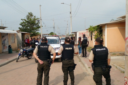 Operativo. Miembros de la Policía acudieron al sitio donde se produjeron al menos tres sicariatos.