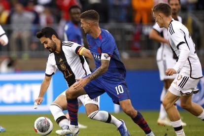 Hartford (United States), 14/10/2023.- USA"Äôs Christian Pulisic (R) in action against Germany"Äôs Ilkay Guendogan (L) during the international friendly soccer match between the USA and Germany in Hartford, USA, 14 October 2023. (Futbol, Amistoso, Alemania) EFE/EPA/CJ Gunther