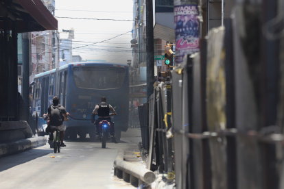 Transporte urbano. Los sitios por donde pasa la Metrovía están cubiertos de hollín. En el centro de la ciudad, en promedio, hay valores de 15.66 ug/m3 de PM2.5.
