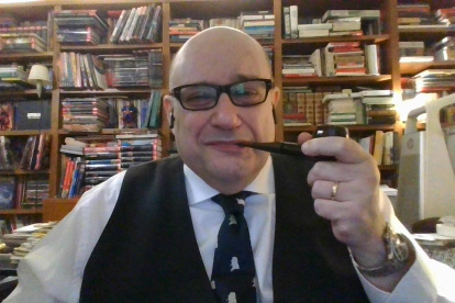 Es periodista, con más de treinta y cinco años en medios.