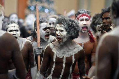 Aborígenes de Australia durante una marcha. Imagen referencial.