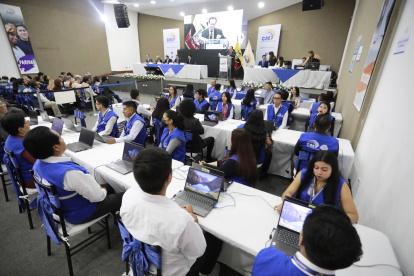 Monitoreo. Personal del Consejo Nacional Electoral, en sesión inaugural.