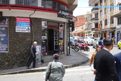 Negocios. Rótulos con advertencias para delincuentes son parte de la fachada de comercios.