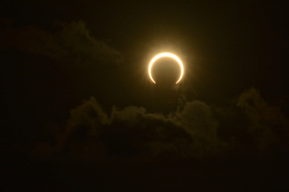 Vista de este sábado 14 de octubre del eclipse solar anular desde el Centro de Lanzamiento de Barreira do Inferno, en la ciudad de Parnamirim, estado de Rio Grande do Norte (Brasil).