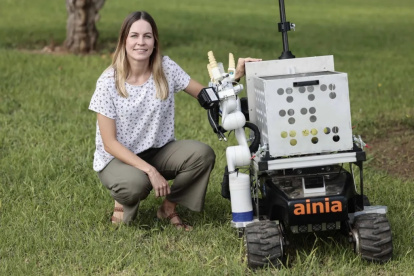 La responsable del proyecto Foodcollect, del Instituto Tecnológico de la Alimentación (Ainia), Gabriele Kubiliute, con Ramonet en un campo agrícola.