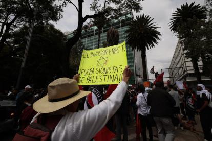 Propalestinos. En México, una manifestación de militantes de izquierda antijudíos tuvo lugar frente a la sede de la embajada de Estados Unidos.