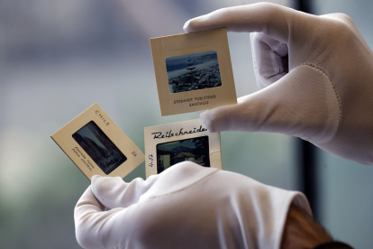 Fotos. Detalle de varios negativos y diapositivas del libro de viajes.