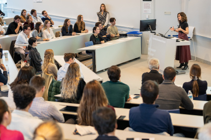 AME7019. NUEVA YORK (ESTADOS UNIDOS), 14/10/2023.- La presidenta de la Comunidad de Madrid, Isabel Díaz Ayuso, se reúne con estudiantes de la Universidad de Columbia hoy, en Nueva York (EE.UU.). Díaz Ayuso comenzó este sábado su visita a Nueva York con un discurso ante los estudiantes españoles en la Universidad de Columbia en el que defendió la universalidad del castellano y la herencia "mestiza" de la capital de España. EFE/ Ángel Colmenares