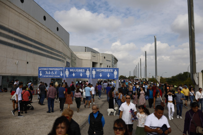 Vista de los miles de ecuatorianos que ejercen con normalidad su derecho al voto en Madrid este domingo, en la segunda vuelta de las elecciones de este domingo en su país.