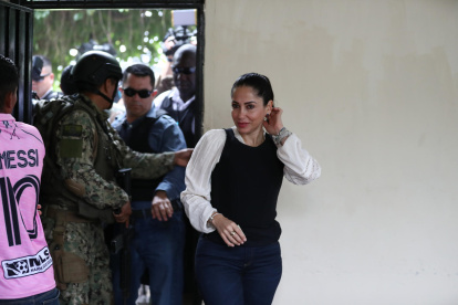 La candidata presidencial correísta Luisa González pidió este domingo a sus compatriotas que voten "con memoria" en la segunda vuelta de las elecciones presidenciales de Ecuador, en la que se disputa la jefatura del Estado con el joven empresario Daniel Noboa.

Ataviada con un chaleco antibalas, como durante casi toda la campaña, González sufragó en Canuto, una localidad rural cercana a la ciudad de Chone, de la provincia costera de Manabí en medio de un fuerte contingente de seguridad.