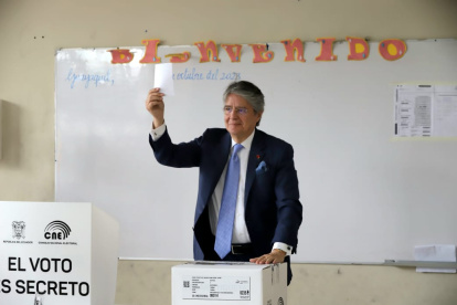 El presidente Guillermo Lasso votó media hora antes de lo programado en la unidad educativa del milenio Ileana Espinel Cedeño.