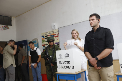 La esposa del candidato presidencial Daniel Noboa, Lavinia Valbonesi, votó bajo un fuerte dispositivo de seguridad en Guayaquil, utilizando un chaleco antibalas, y el candidato se retiró sin hacer declaraciones tras el sufragio.