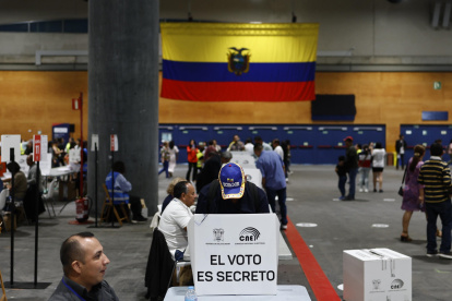 Las elecciones en el extranjero de Ecuador se realizaron de forma presencial después de una votación telemática fallida en la primera vuelta.