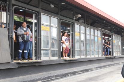 Ciudanos esperan la Metrovía para poder ir a votar.