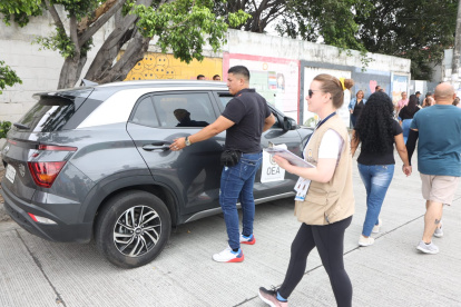 Personal de la OEA en el colegio Provincia del Tungurahua